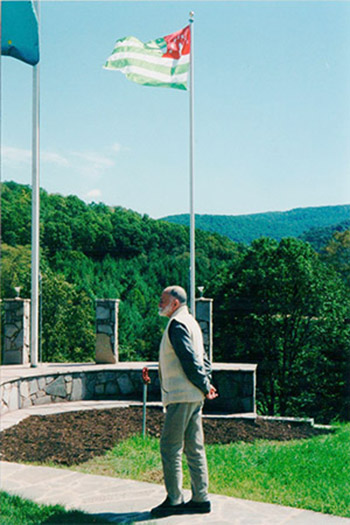 Murat Yagan kurucusu olduğu Amerika'daki Xabze Vakfı Bahçesinde