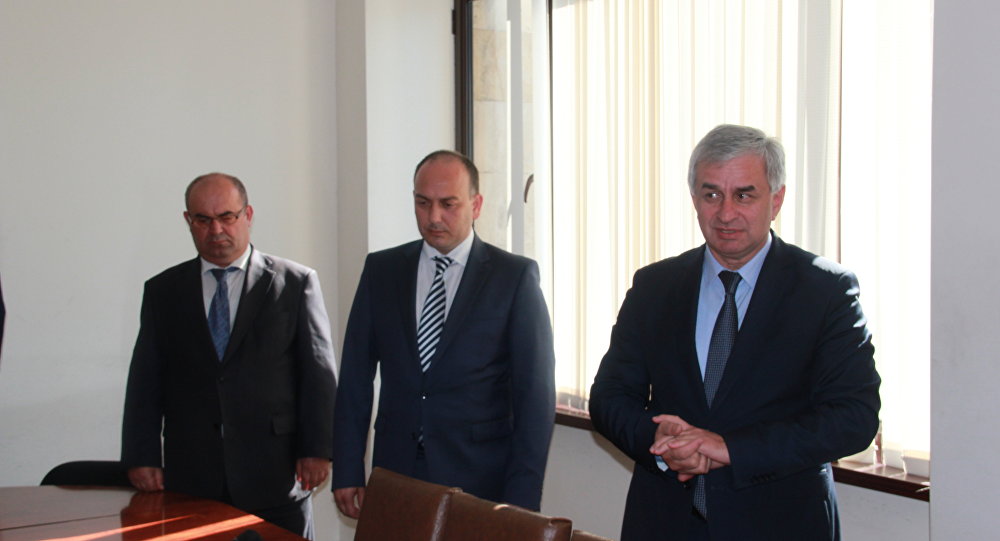 Cumhurbaşkanı Hacimba yeni Dışişleri Bakanı Daur Kove'yi bakanlık personeliyle tanıştırdı ve iyi çalışmalar diledi.